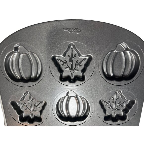 Wilton Non-Stick Fall Muffin Pan W/ Pumpkin & Maple Leaf Shapes 94a - Picture 2 of 3